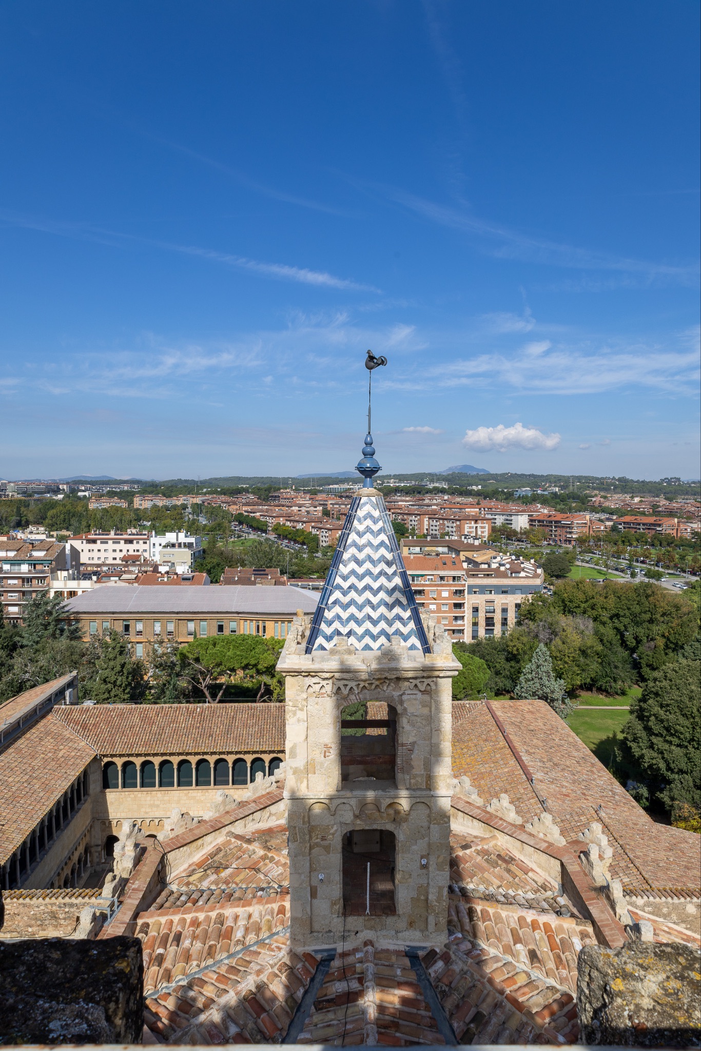 На фото: Колокольня монастыря Sant Cugat с видом на клуатр и город