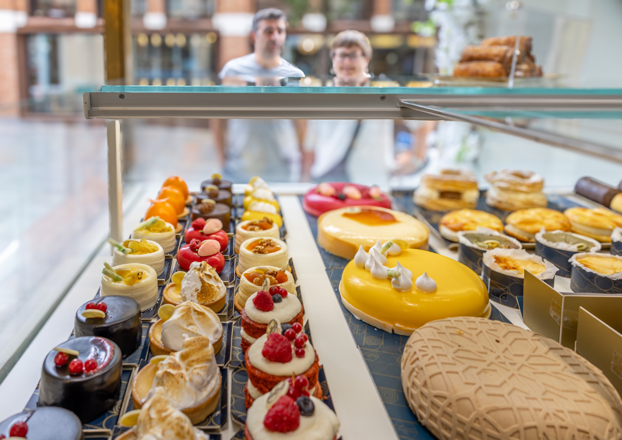 Гости у витрины Pastisseria Grau в Сант-Кугате