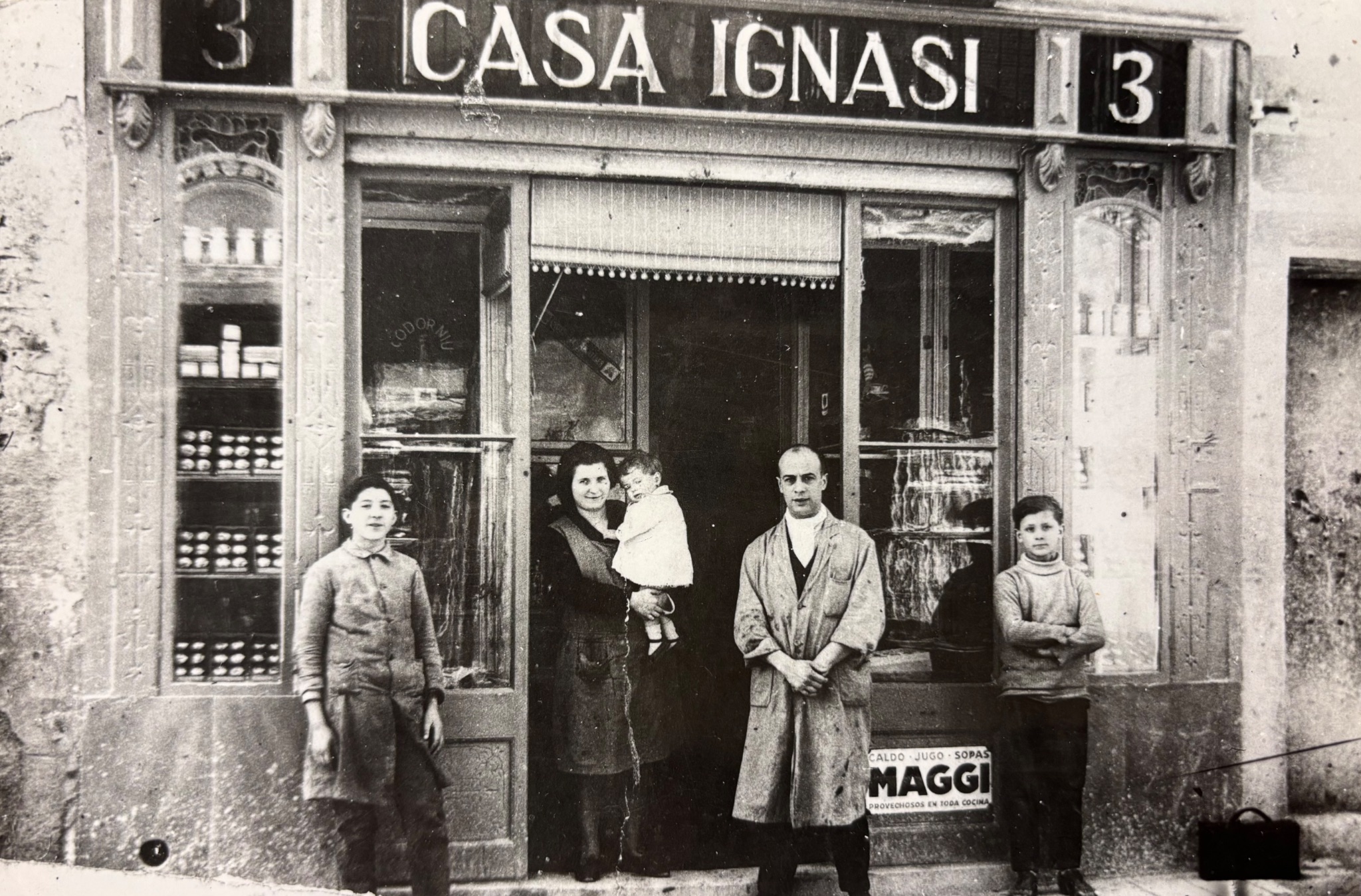 Историческая фотография первой лавки семьи Грау